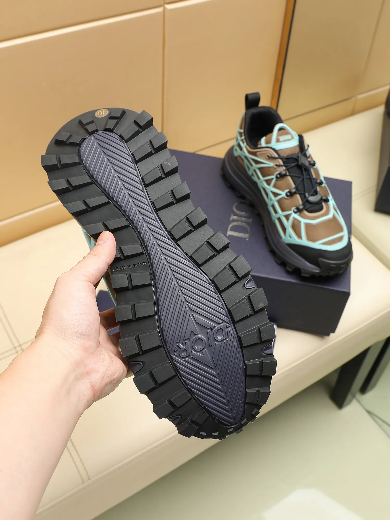 Men's Men's Shoes 💰520 [New Style] 🏍️🏍️Dior-B31 RUNNER sneakers highlight the fashionable silhouette, decorated with curved cannage pattern, reinterpreting classic patterns in a structural style, enriching Dior's 2023 summer men's wear series. Meticulously crafted using the advanced craftsmanship of hiking shoes, it blends outdoor culture with Dior heritage. Code number 38-45, multiple colors available, 38-44 (45 can be customized